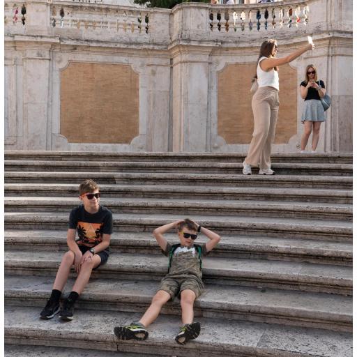 Scalinata ragazzi distesi